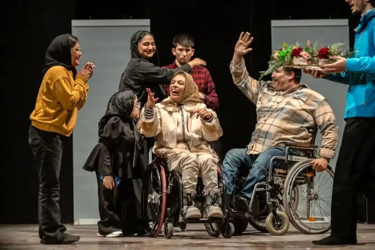 معلولان تئاتر را زندگی می‌کنند