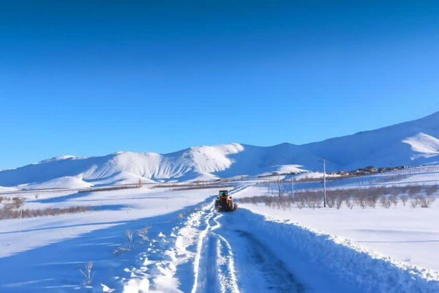 بازگشایی راه ۱۸ روستای مسدودشده با برف در آذربایجان غربی