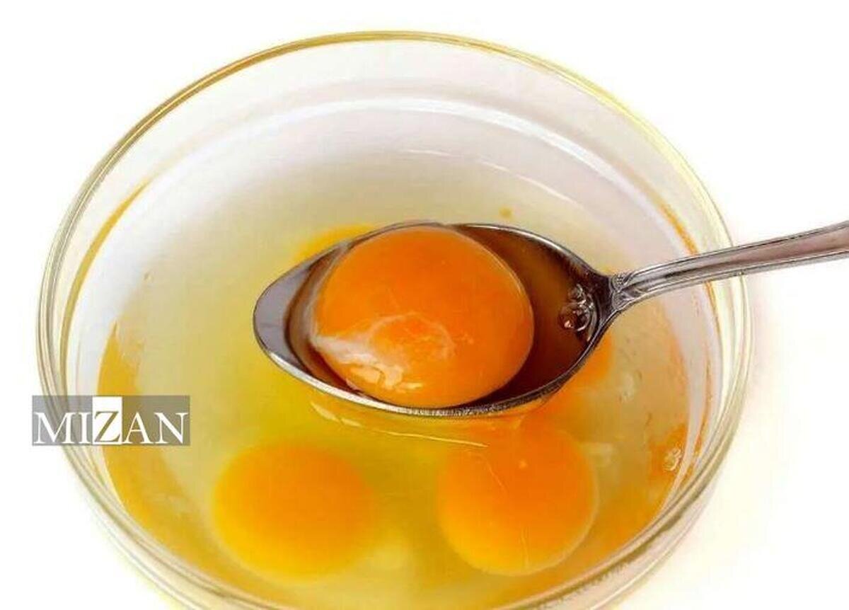 مصرف زرده خام تخم‌مرغ برای گلودرد، توصیه‌ای بدون پشتوانه علمی است