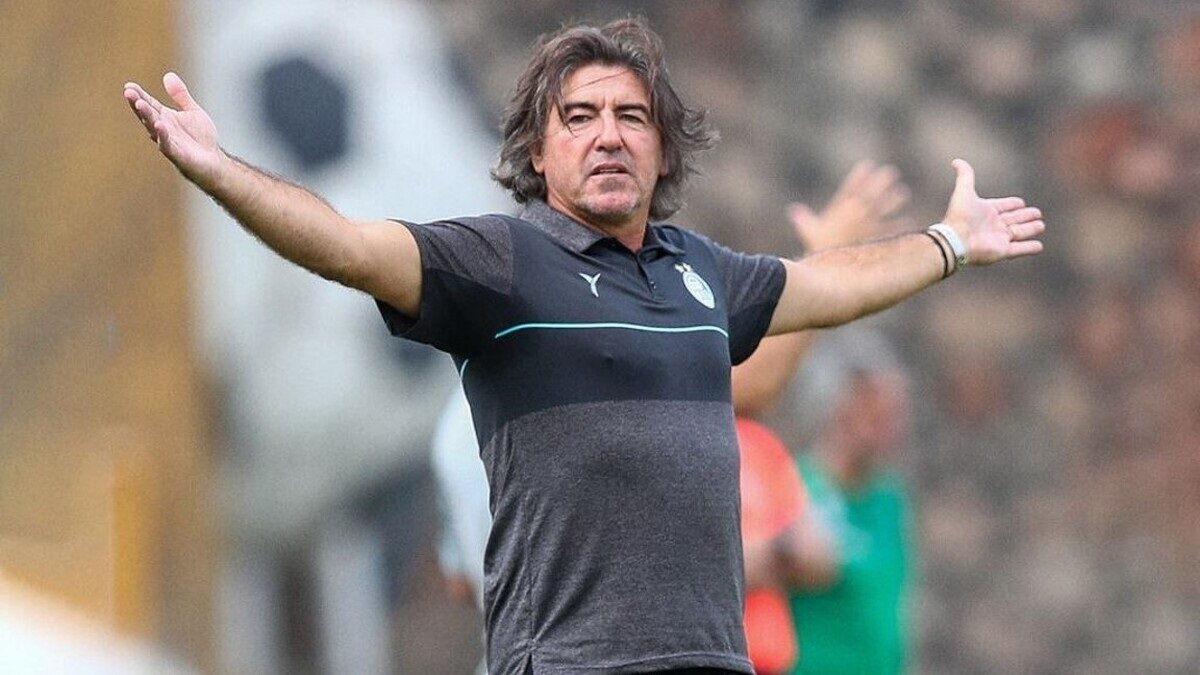 ساپینتو پس از برد استقلال برابر سپاهان: مساوی برای ما کافی نبود/ برخی نمی‌گذارند در آرامش کار کنیم