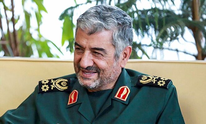 سرلشکر جعفری: دشمن قادر به توقف دانش هسته‌ای ایران نیست