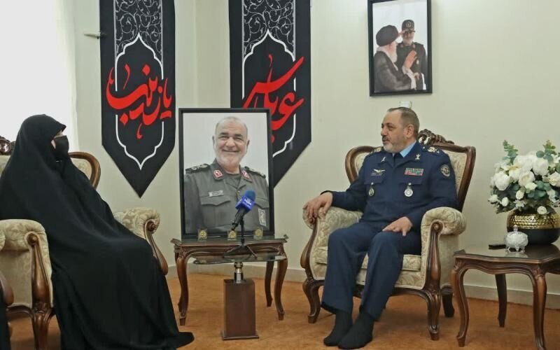 وزیر دفاع در دیدار با خانواده شهید سلامی: توان موشکی ایران قابل مذاکره نیست  