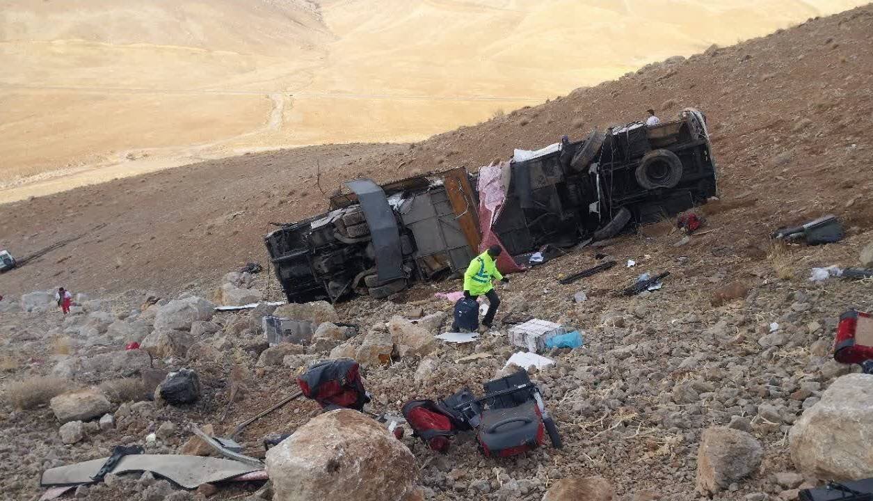 ۳۲ مصدوم حادثه واژگونی اتوبوس در جاده هراز امدادرسانی شدند