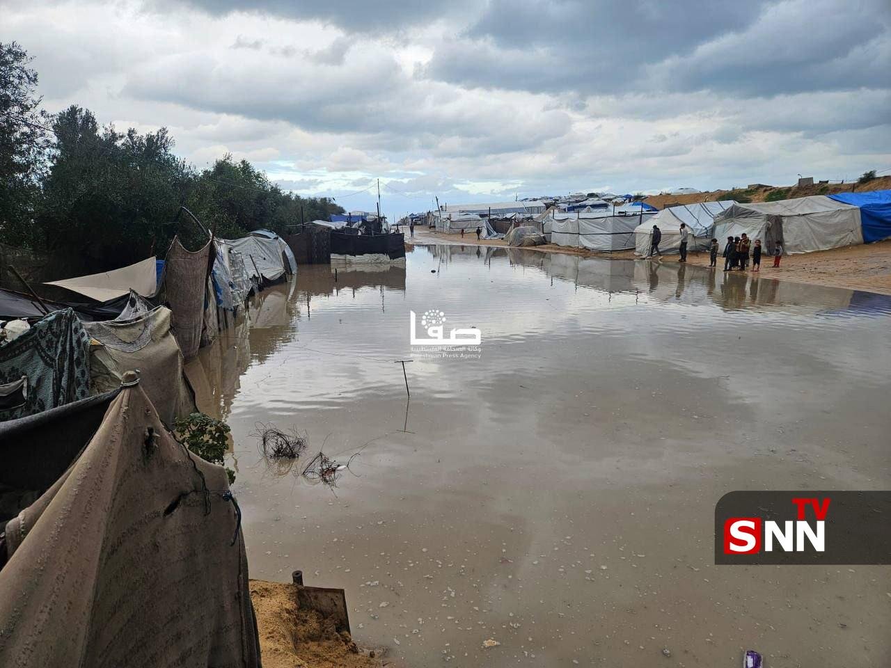 غرق شدن معابر و چادر‌های آوارگان در پی بارندگی در منطقه المواصی