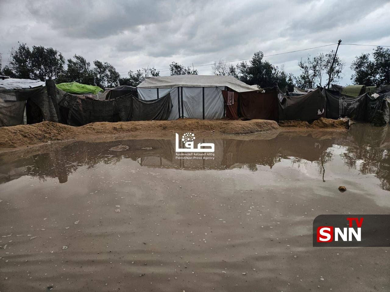 غرق شدن معابر و چادر‌های آوارگان در پی بارندگی در منطقه المواصی