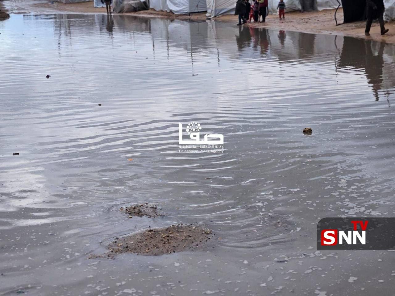 غرق شدن معابر و چادر‌های آوارگان در پی بارندگی در منطقه المواصی