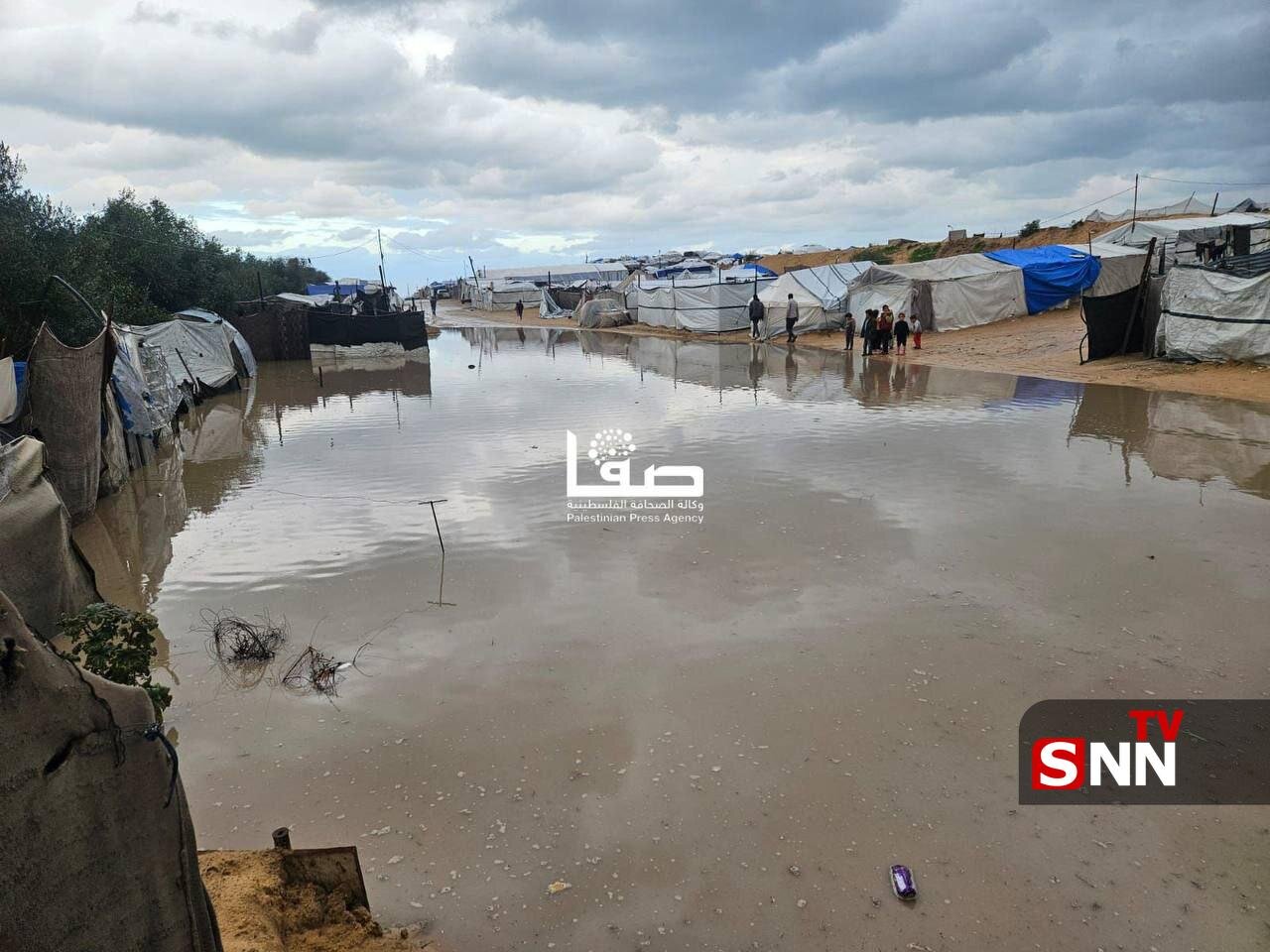 غرق شدن معابر و چادر‌های آوارگان در پی بارندگی در منطقه المواصی