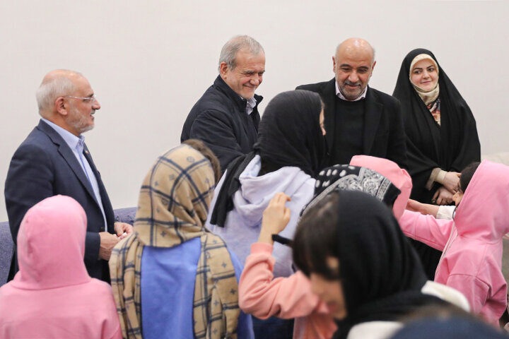 دیدارپزشکیان با جمعی از کودکان بیسرپرست و بدسرپرست در مجتمع «خانه دختران ایران»