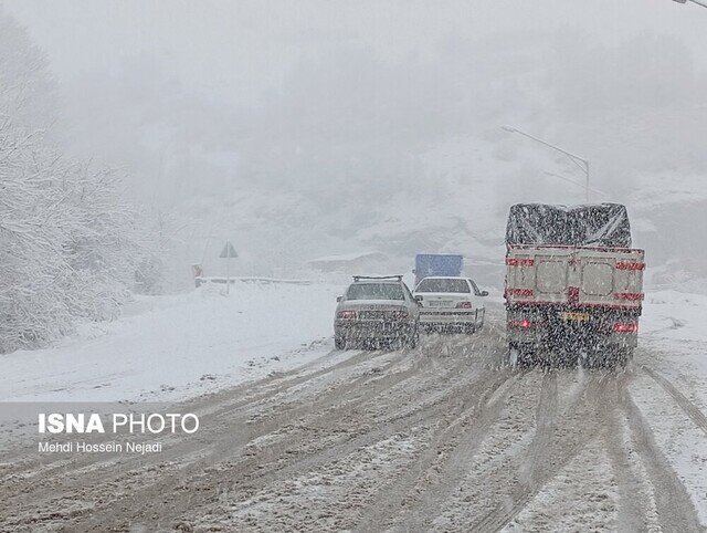 بارش برف و کولاک، تردد در گردنه حیران را مختل کرد