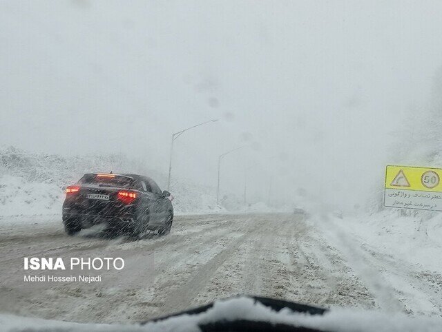 بارش برف و کولاک، تردد در گردنه حیران را مختل کرد
