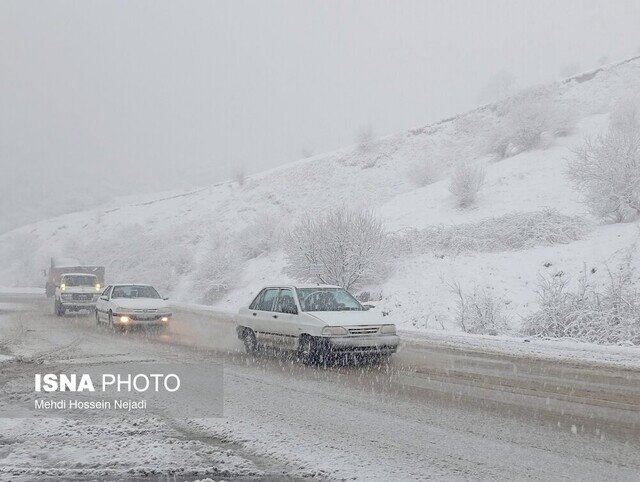 بارش برف و کولاک، تردد در گردنه حیران را مختل کرد