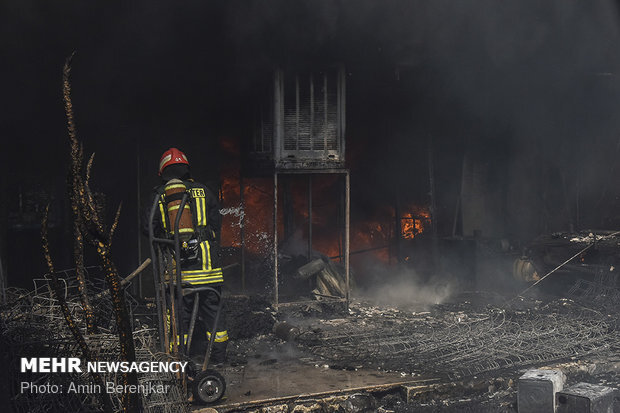 حریق خودروها در کیانمهر کرج؛ ۶۵ نفر نجات یافتند