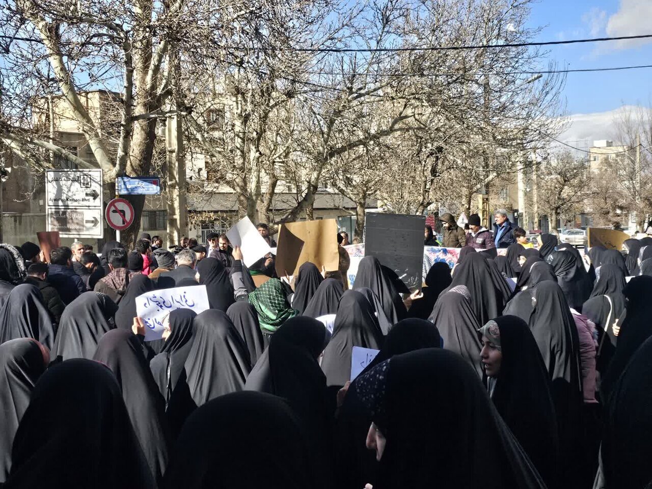 تجمع دانشجویان در محکومیت هتک حرمت قرآن و شرایط اقتصادی