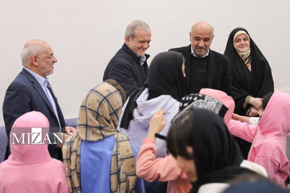 دیدار پزشکیان با جمعی از کودکان بیسرپرست و بدسرپرست در مجتمع «خانه دختران ایران»