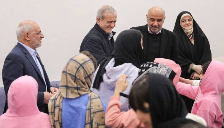 دیدار دکتر پزشکیان با جمعی از کودکان بی‌سرپرست و بدسرپرست