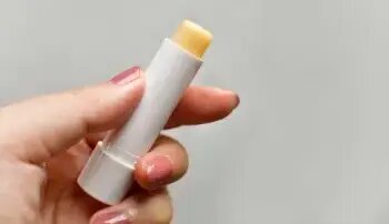 آیا استفاده زیاد از بالم لب باعث خشک شدن لب ها می شود؟