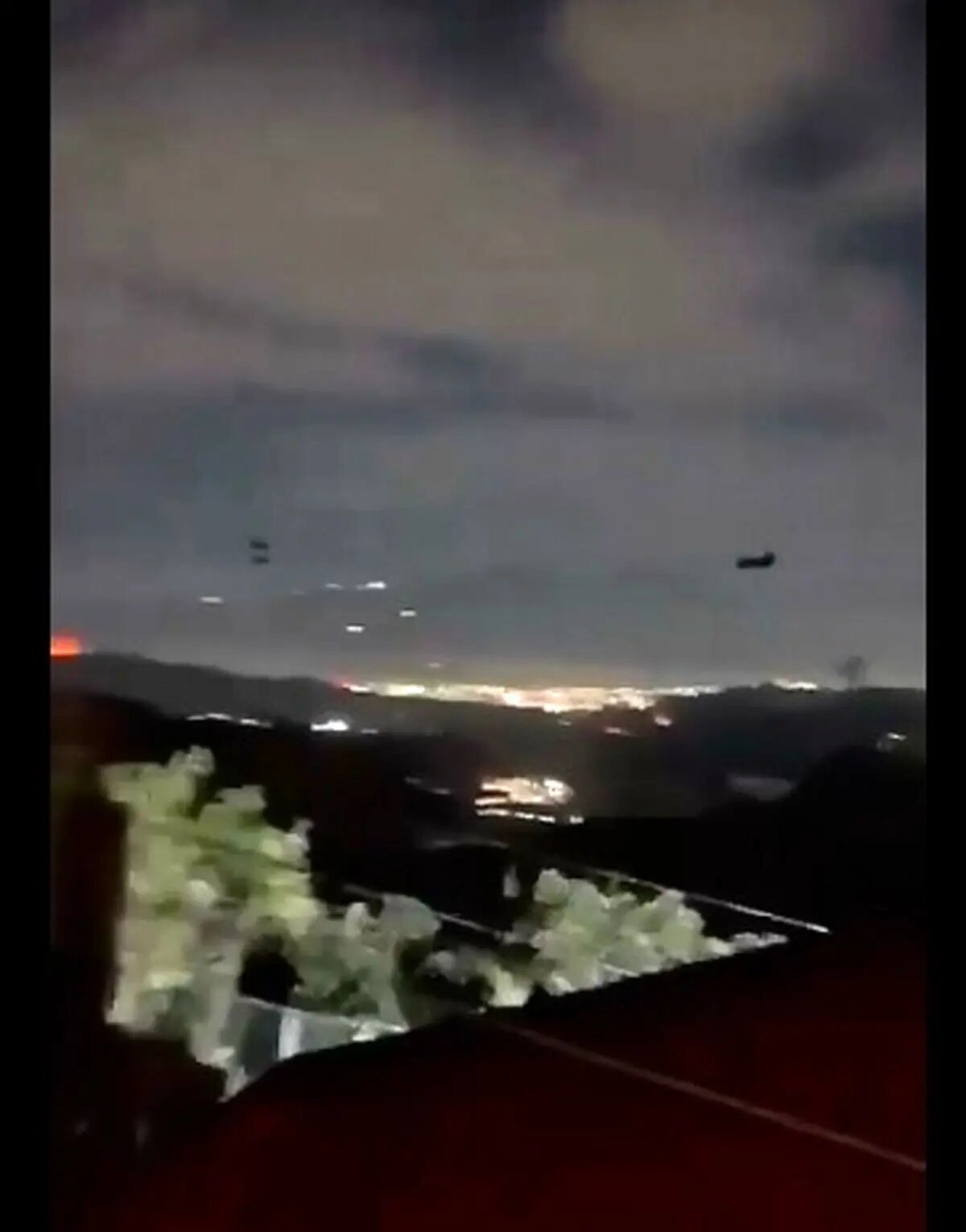 چندین بالگرد احتمالا آمریکایی درحال پرواز بر فراز کاراکاس، پایتخت ونزوئلا هستند + فیلم