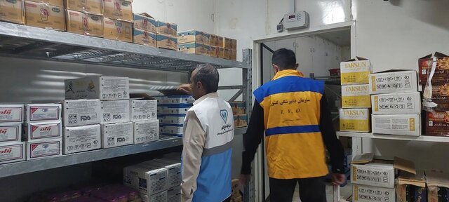 جمع‌آوری مرغ های تاریخ‌گذشته از مراکز پخش زاهدان
