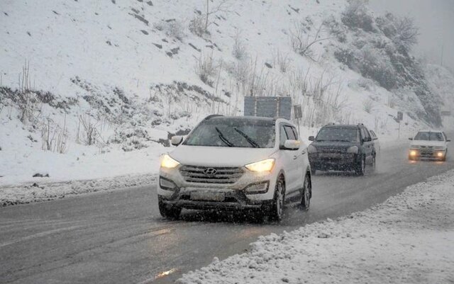 تردد روان در محورهای مواصلاتی همدان باوجود لغزندگی جادهها