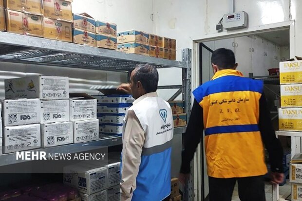 جمعآوری بیش از ۴۶۰ کیلوگرم مرغ تاریخگذشته از مراکز پخش زاهدان