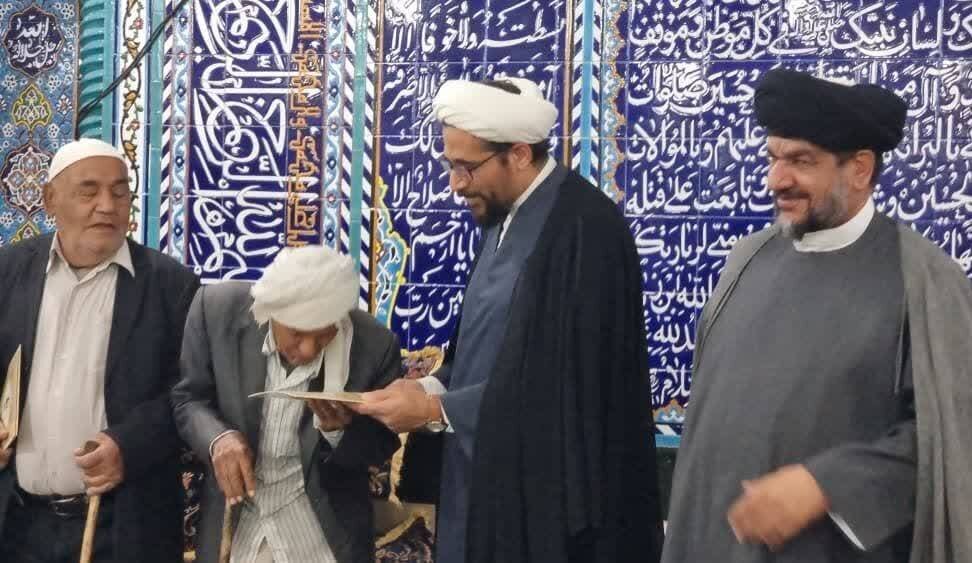 آئین تجلیل از ۲ پدر شهید در گناوه برگزار شد