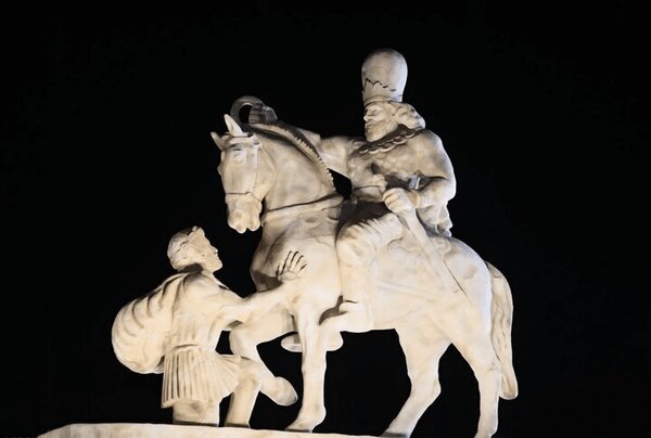 مجسمه والرین به فرودگاه مهرآباد رسید