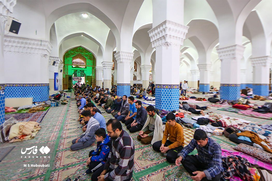 خلوت با خدا در قلب دارالعباده