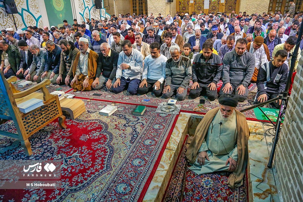 خلوت با خدا در قلب دارالعباده