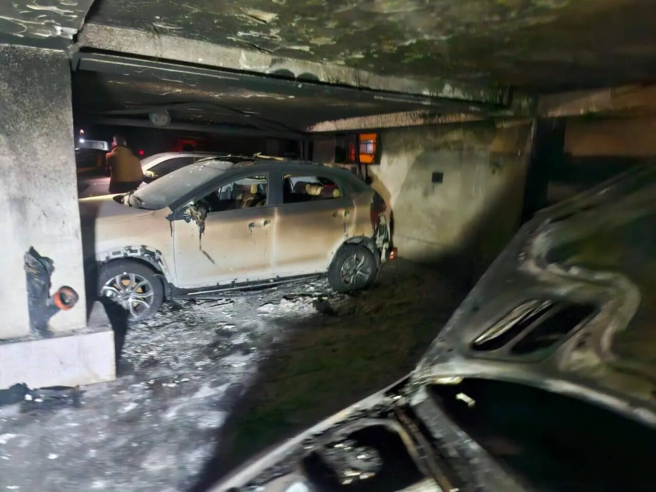 آتش‌سوزی پارکینگ یک ساختمان مسکونی در بزرگراه خرازی + عکس