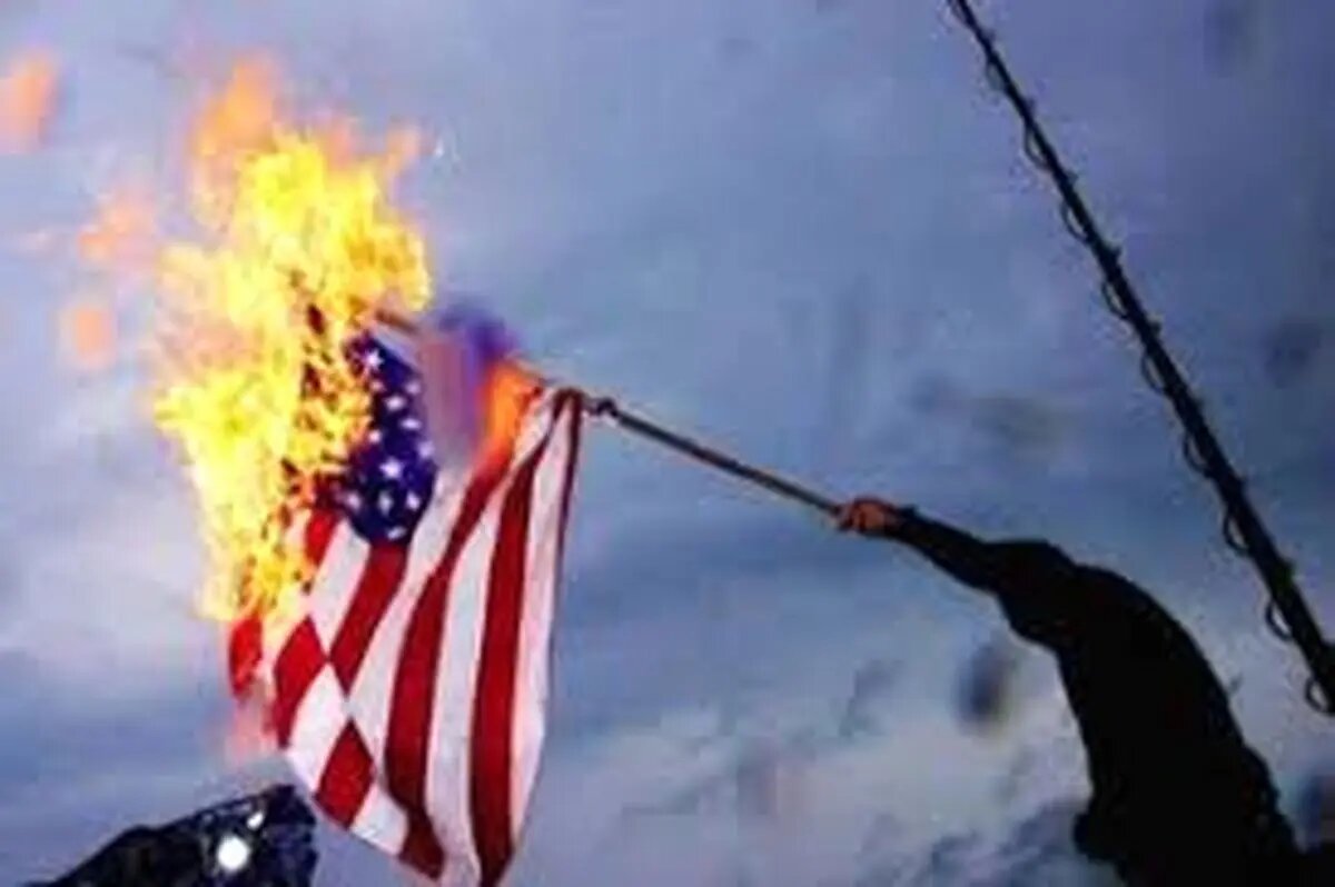 به آتش کشیدن پرچم آمریکا در پاریس + فیلم