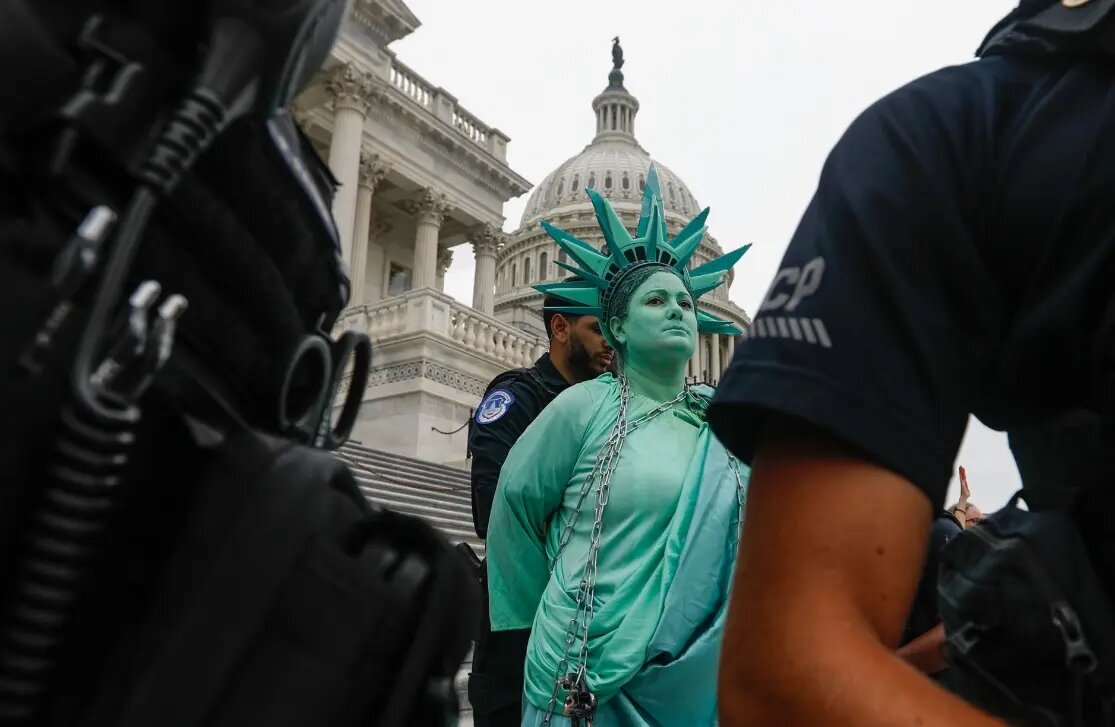 گزارشی تصویری‌تحلیلی از هنر اعتراض در آمریکا ۲۰۲۵/ نه به «ترامپ»؛ حمایت از غزه و فلسطین