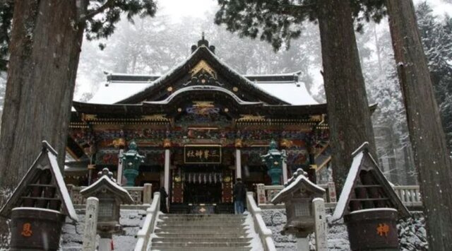 بارش سنگین برف در ژاپن؛ بیش از ۱۰۰ نفر شب را در یک معبد سپری کردند