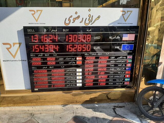 فاصله ۶۰۰۰ تومانی نرخ دلار از تابلو صرافی‌ تا میز معامله!