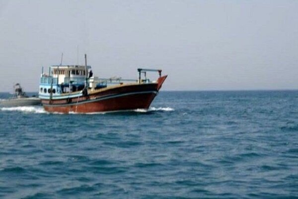 توقف لنج متخلف با ۵۰۰ میلیارد ریال کالای ممنوعه در آبهای بوموسی