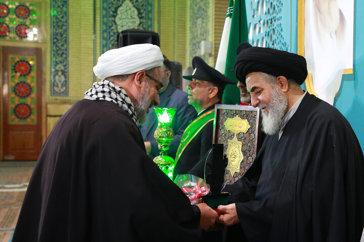 تجلیل از پدران شهدا در محفل قرآنی آستان مسجد جمکران