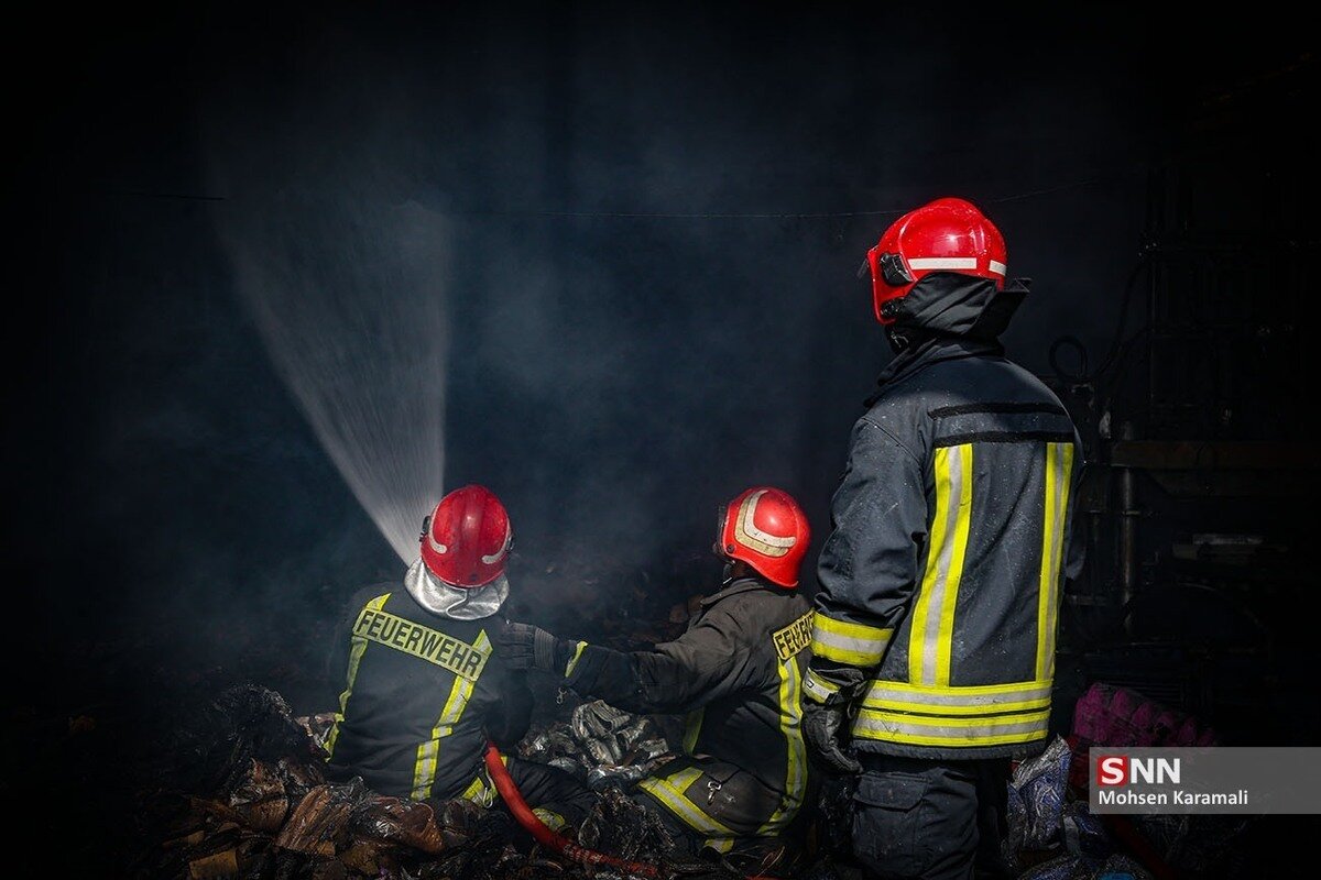 پارکینگ یک ساختمان مسکونی در بزرگراه خرازی دچار آتش سوزی گسترده شد