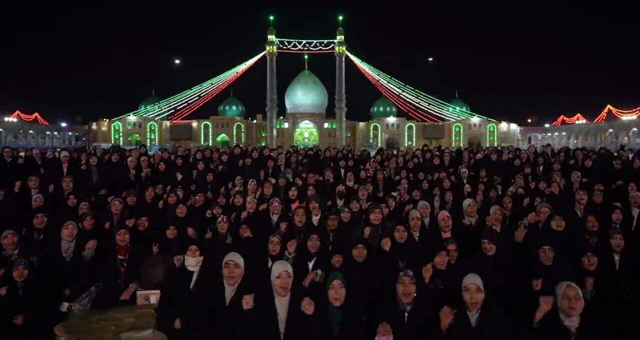 رجز ایمان و مقاومت؛ فریاد «حریفت منم» دانشآموزان معتکف علیه ترامپ در جمکران+فیلم