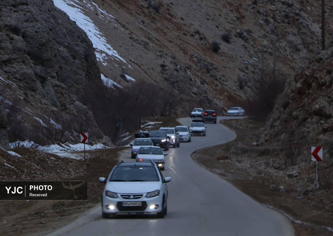 گردشگران در صف برف و سرما در مسیر پیست اسکی سپیدان