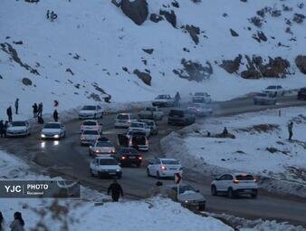 گردشگران در صف برف و سرما در مسیر پیست اسکی سپیدان