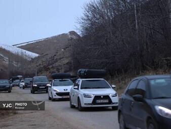 گردشگران در صف برف و سرما در مسیر پیست اسکی سپیدان