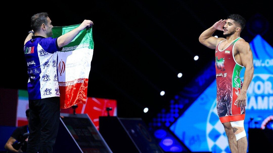 قهرمان شیرازی کشتی جهان مقابل حمله اغتشاشگران به حسینیه ایستاد
