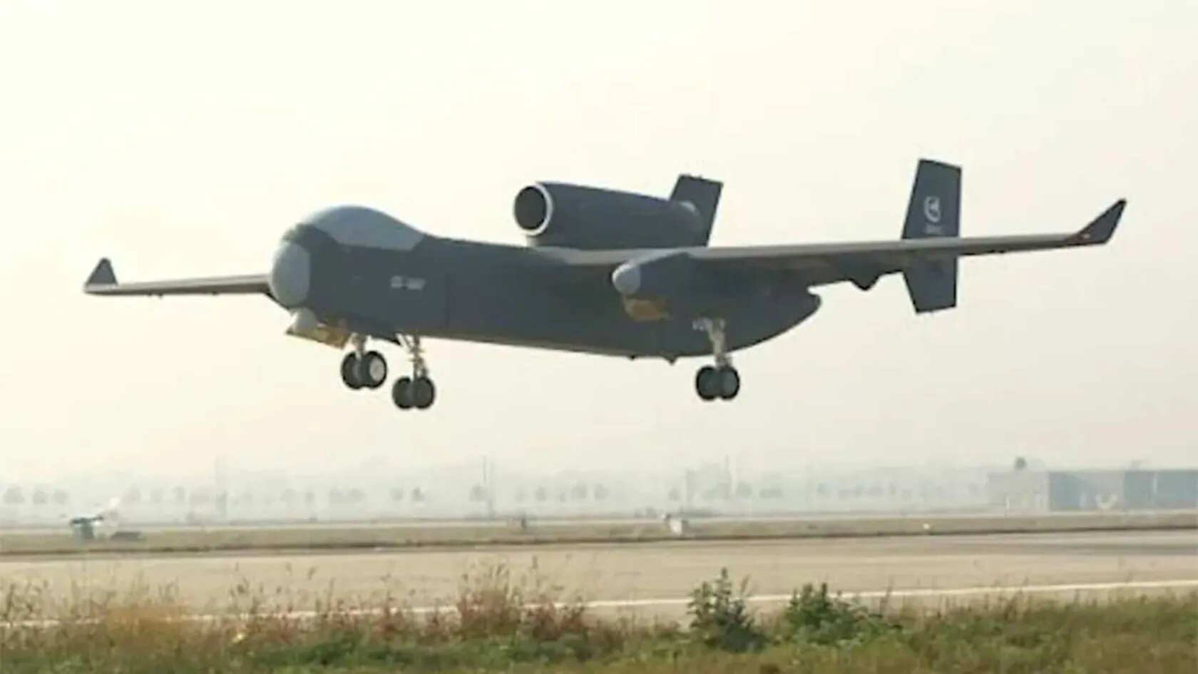 تاریخ‌سازی چینی‌ها با پرواز نخستین ناو هواپیمابر پرنده جهان