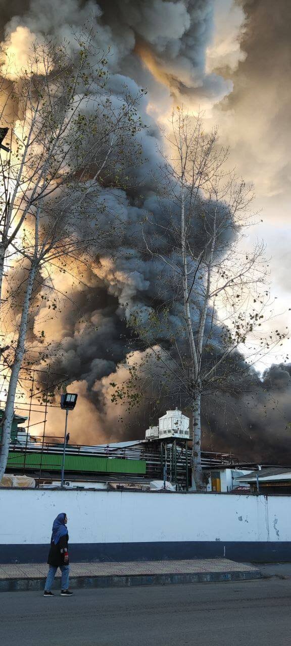 آتش‌سوزی گسترده در کارخانه کاله | شدت آتش سوزی را ببینید