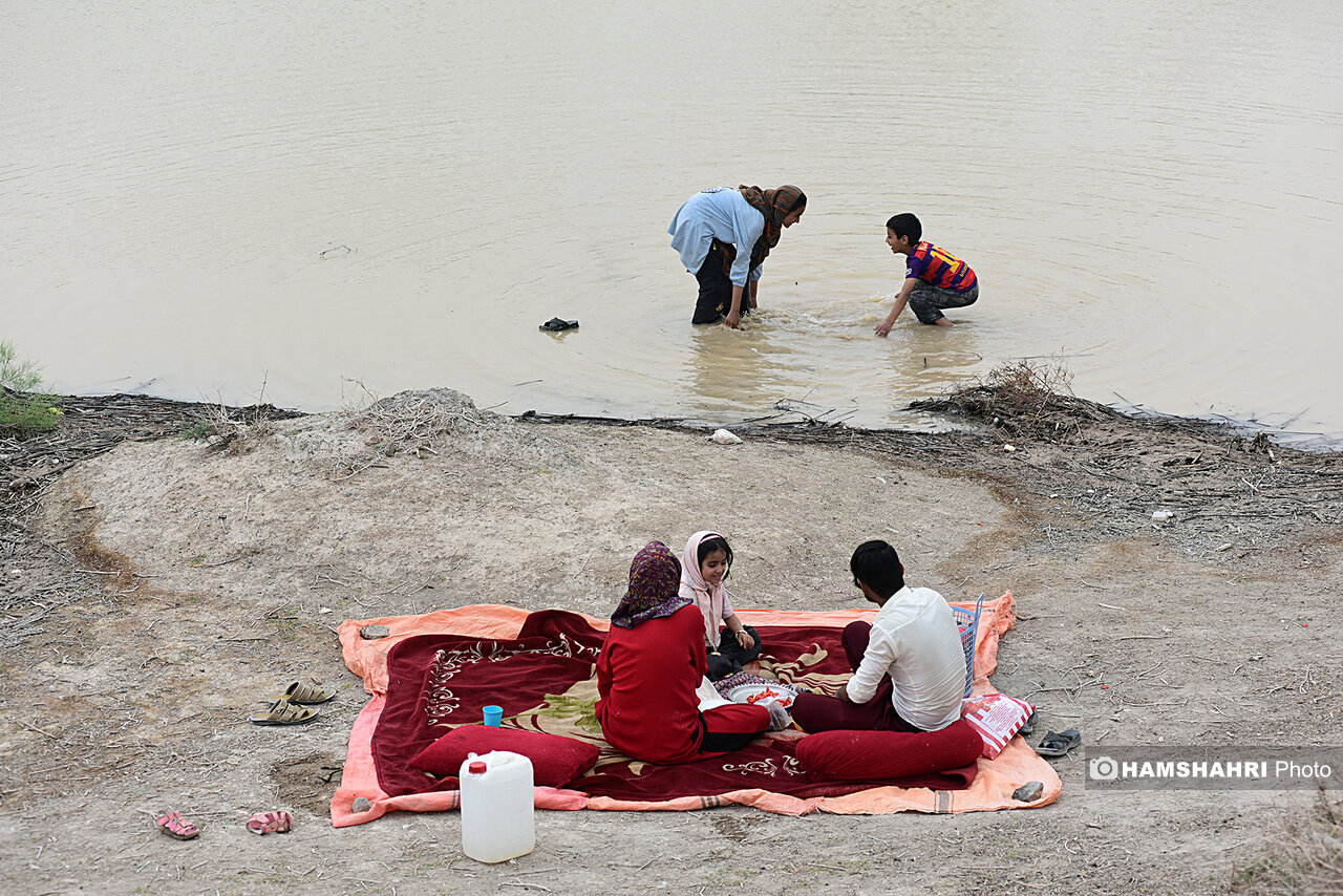 سرعت ورود سیلاب فراه رود به هامون کند شد | اهالی سیستان: نه آب ماندگار است و نه خوشحالی ما