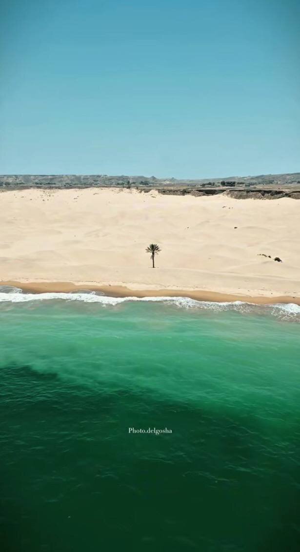 تلاقی شن‌های کویر با امواج دریا را ببینید