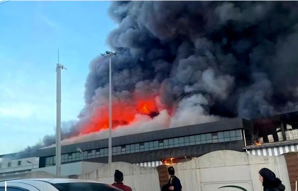 آتشسوزی گسترده در انبار پنیر شرکت کاله؛ ۲۵ دستگاه آتشنشانی برای مهار آتش اعزام شدند