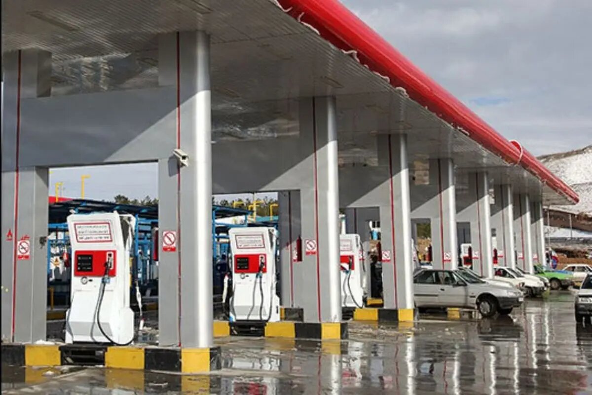 آتش سوزی در یک جایگاه تهران به دلیل نقص فنی یک خودرو