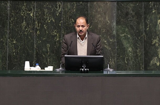 نماینده فسا: مفسدان اقتصادی کالاهای اساسی را گروگان گرفته‌اند