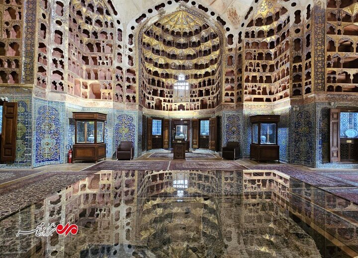 گشتی در بقعه شیخ صفی‌الدین اردبیلی؛ روایت خرقه و کاغذ دیواری طلایی