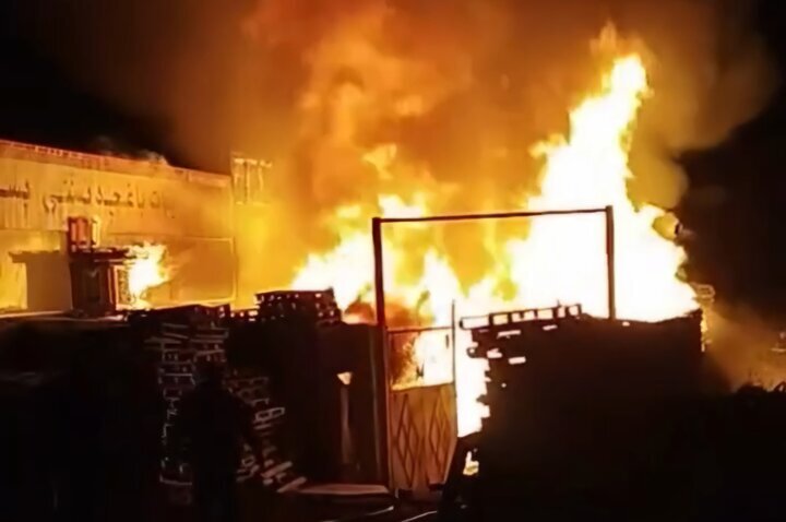 آتشسوزی انبار مواد لبنی آمل تحت کنترل است؛ آمادهباش شهرداریهای معین